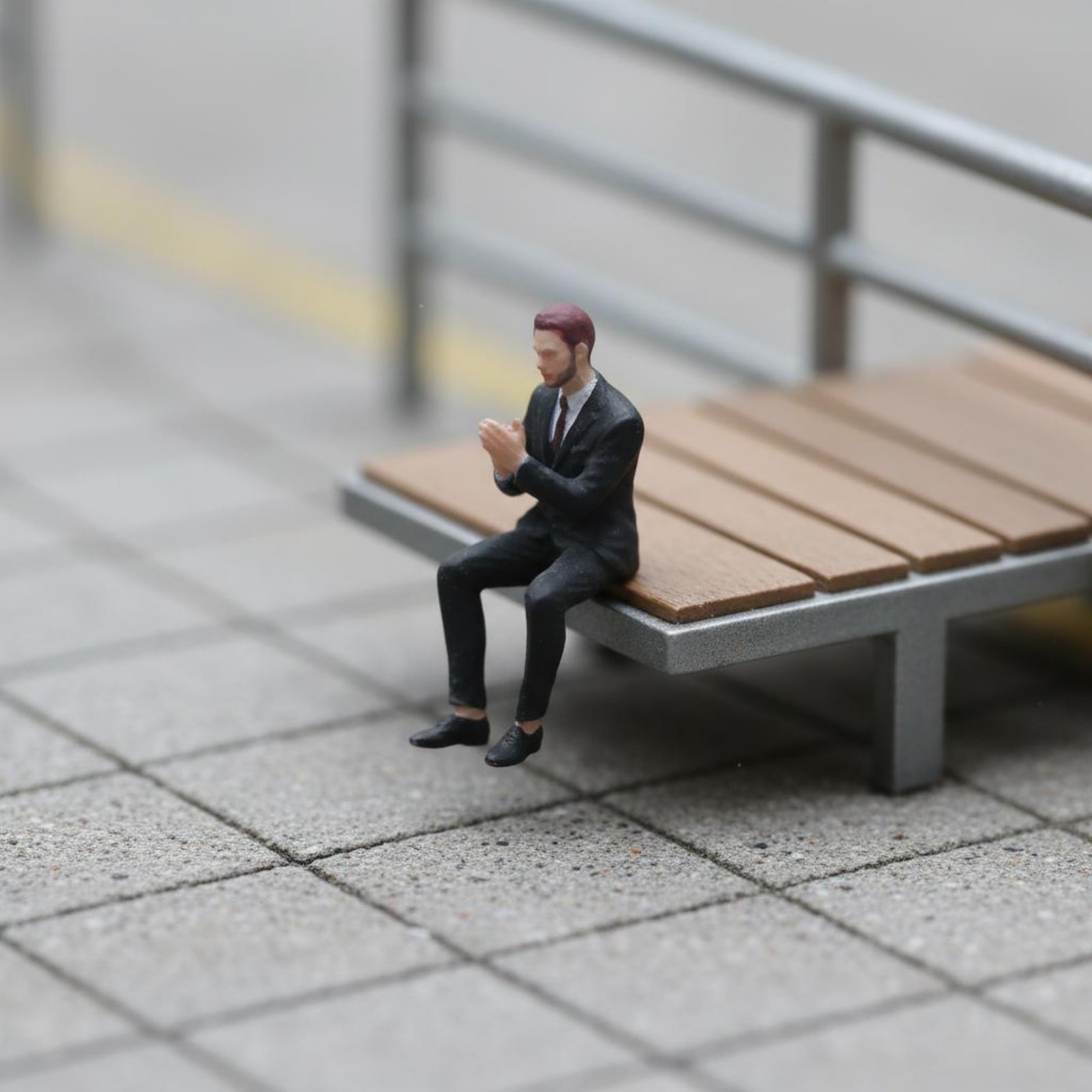 1:64 Scale Sitting Man Figure  - огляд і ціна Men'S Accessories With Suits