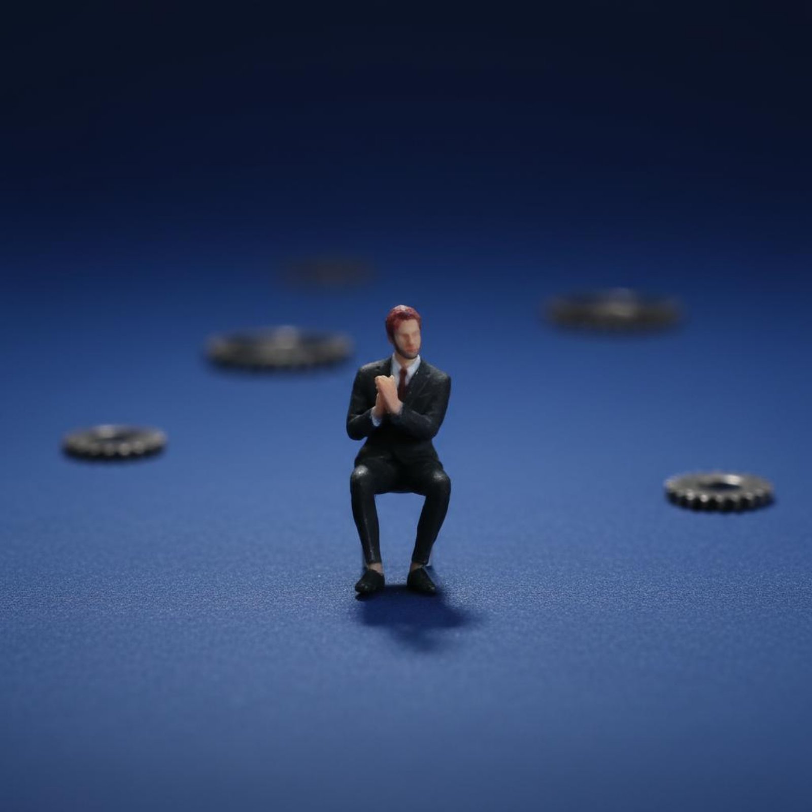 1:64 Scale Sitting Man Figure  - огляд і ціна Men'S Accessories With Suits